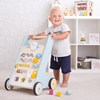 bambino che spinge un carrello primi passi in legno montessori