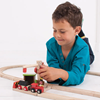 Gru per pista dei trenini con bambino - treno giocattolo in legno
