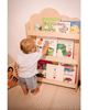 bambino che sceglie un libro da una libreria montessoriana in legno – autonomia e lettura