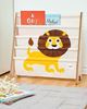 Libreria Montessori con leone colorato vista in cameretta – arredo educativo e giocoso