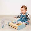 bambino che suona metallofono pianoforte giocattolo in legno